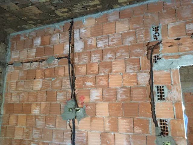 Foto di un intervento su un impianto elettrico realizzato da CMI Impianti Tecnologici