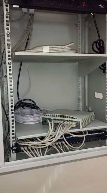 Foto di un intervento su un impianto elettrico realizzato da CMI Impianti Tecnologici