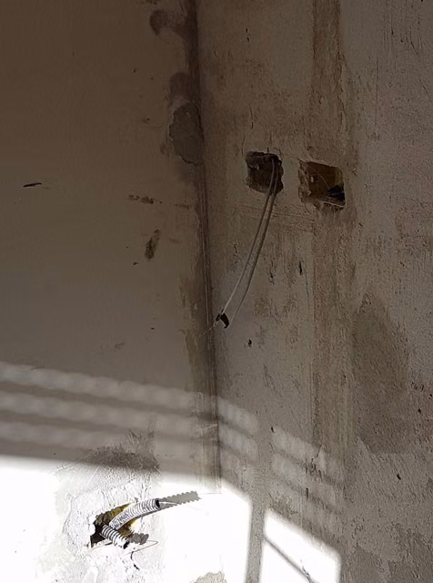 Foto di un intervento su un impianto elettrico realizzato da CMI Impianti Tecnologici