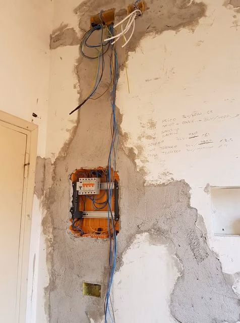 Foto di un intervento su un impianto elettrico realizzato da CMI Impianti Tecnologici
