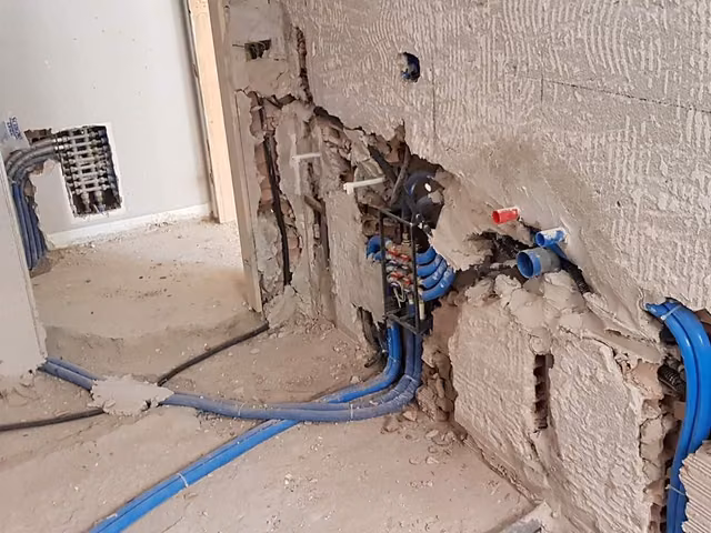 Foto di un intervento su un impianto elettrico realizzato da CMI Impianti Tecnologici