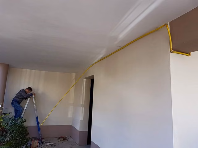 Foto di un intervento su un impianto elettrico realizzato da CMI Impianti Tecnologici