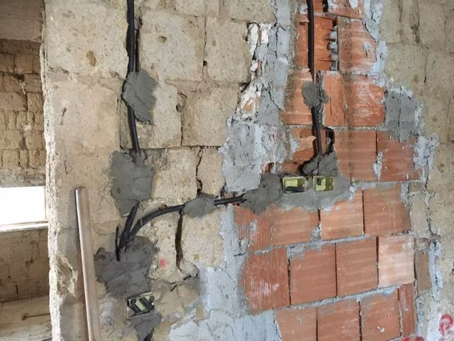 Foto di un intervento su un impianto elettrico realizzato da CMI Impianti Tecnologici