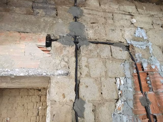 Foto di un intervento su un impianto elettrico realizzato da CMI Impianti Tecnologici