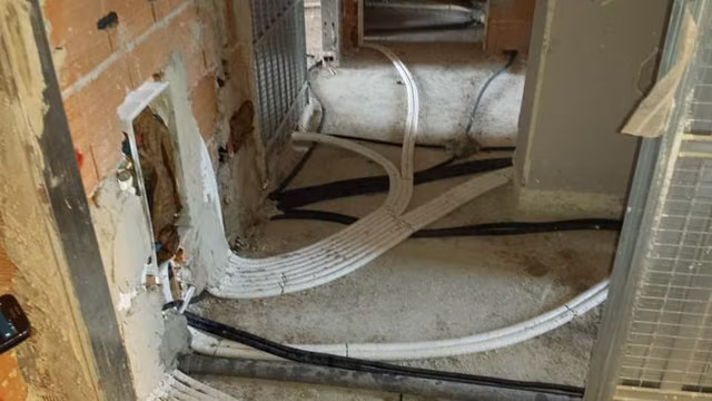 Foto di un intervento su un impianto elettrico realizzato da CMI Impianti Tecnologici