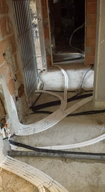 Foto di un intervento su un impianto elettrico realizzato da CMI Impianti Tecnologici
