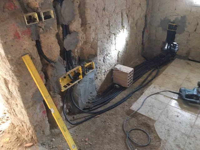 Foto di un intervento su un impianto elettrico realizzato da CMI Impianti Tecnologici