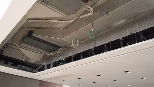 Foto di un intervento su un impianto di climatizzazione realizzato da CMI Impianti Tecnologici