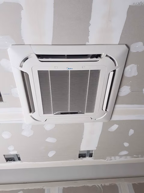 Foto di un intervento su un impianto di climatizzazione realizzato da CMI Impianti Tecnologici
