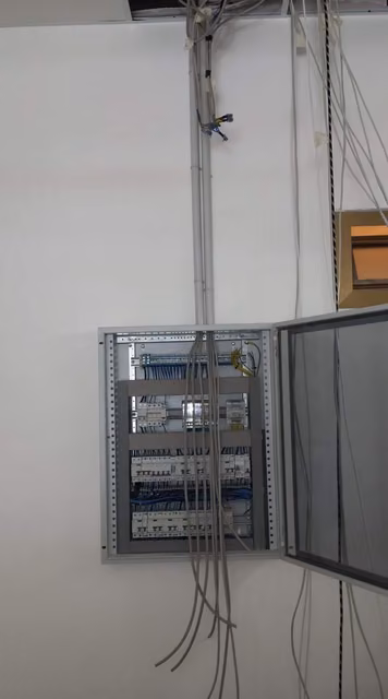 Quadro elettrico di distribuzione installato da CMI Impianti Tecnologici