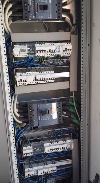 Quadro elettrico di distribuzione installato da CMI Impianti Tecnologici