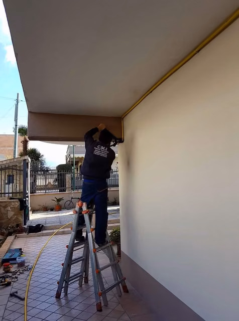 Tecnico CMI Impianti Tecnologici al lavoro su un impianto