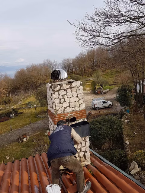 Tecnico CMI Impianti Tecnologici al lavoro su un impianto