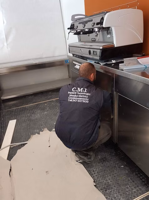 Tecnico CMI Impianti Tecnologici al lavoro su un impianto