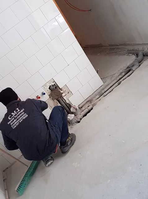 Tecnico CMI Impianti Tecnologici al lavoro su un impianto