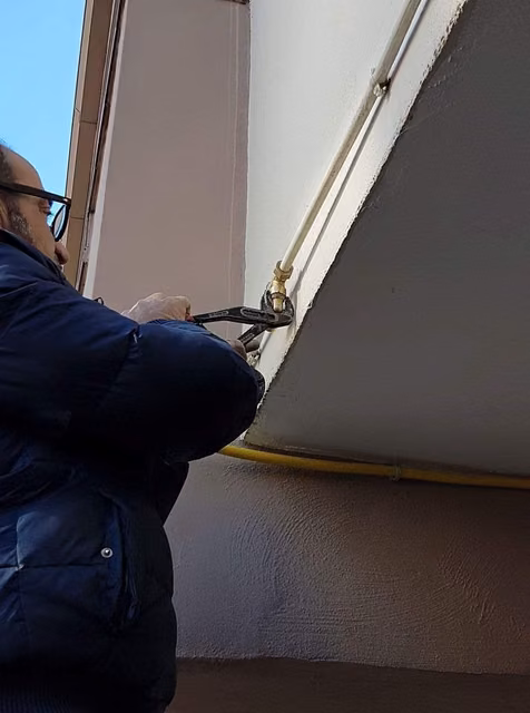 Tecnico CMI Impianti Tecnologici al lavoro su un impianto