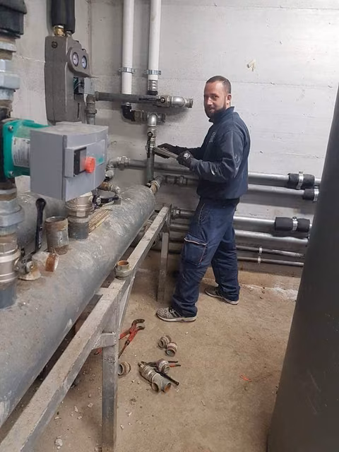 Tecnico CMI Impianti Tecnologici al lavoro su un impianto