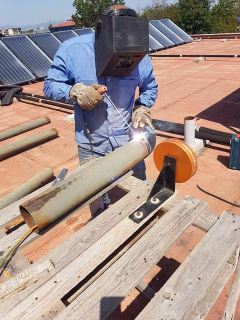 Tecnico CMI Impianti Tecnologici al lavoro su un impianto