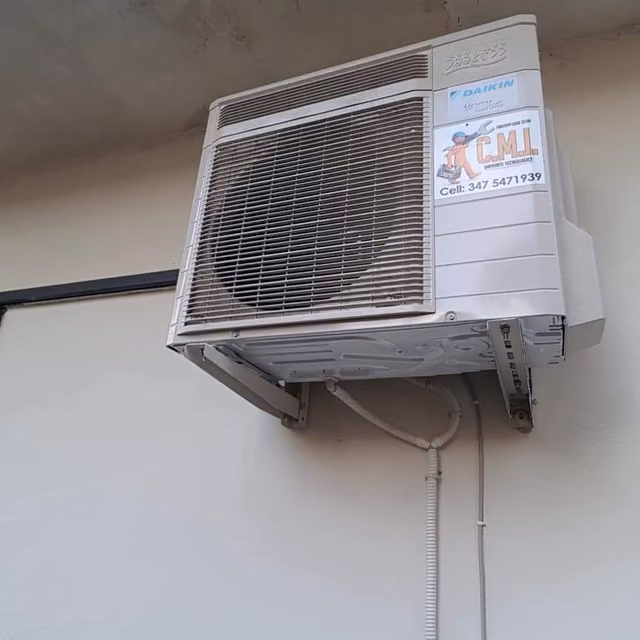 Foto di un intervento su un impianto di climatizzazione realizzato da CMI Impianti Tecnologici