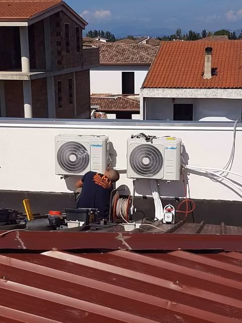 Foto di un intervento su un impianto di climatizzazione realizzato da CMI Impianti Tecnologici