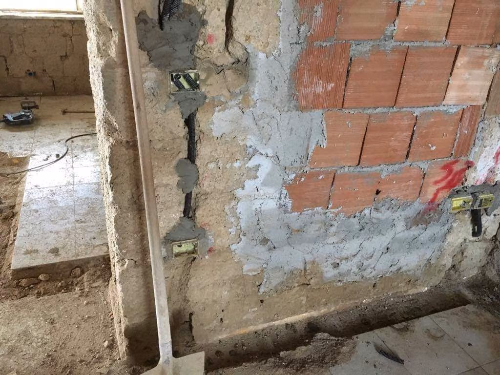 Foto di un intervento su un impianto elettrico realizzato da CMI Impianti Tecnologici