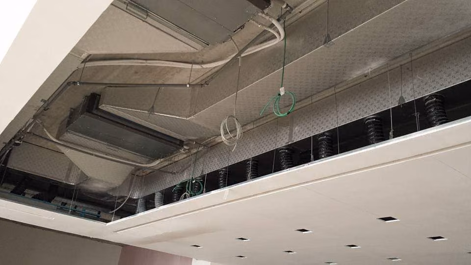 Foto di un intervento su un impianto di climatizzazione realizzato da CMI Impianti Tecnologici