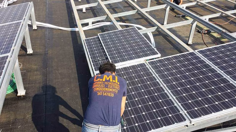 Tecnico CMI Impianti Tecnologici al lavoro su un impianto